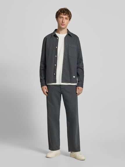 Männermodel trägt Regular Fit Hemdjacke aus reiner Baumwolle von Marc O'Polo in Dunkelgrau, lockere Passform, Ganzkörperansicht von vorne. Kontext: Herren Hemdjacke von Marc O'Polo DENIM.