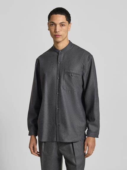 Männermodel trägt Regular Fit Freizeithemd aus Schurwolle mit Brusttasche von Officine Générale, dunkelgrau, Stehkragen, Struktur, Ganzkörperansicht von vorne.