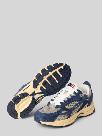 Productfoto, Sneaker uit ledermix model 'Re-Run Americana' van The Mercer, afgeronde pasvorm, gestructureerde zool, witte, blauwe en beige tinten, vetersluiting, labeldetail, maat 44: hakhoogte 4 cm, schafthoogte 8 cm, schachtwijdte 8 cm.