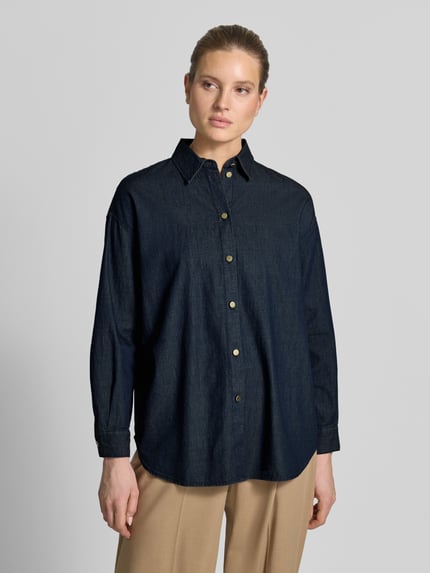 Frauenmodel trägt Relaxed Fit Hemdbluse in Denim-Optik von ARMANI EXCHANGE, dunkelblau, reine Baumwolle, Knopfleiste, Ganzkörperansicht von vorne.