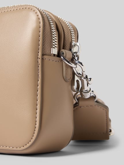 Produktfoto, Crossbody Bag mit Logo-Prägung Modell 'Webbing' von CK Calvin Klein in Beige mit Leder-Optik und silberfarbenem Reißverschluss, Detailaufnahme, geteiltes Hauptfach, abnehmbarer und verstellbarer Tragehenkel, Größe 18 x 12 x 6 cm, Länge Schulterriemen 75 cm.