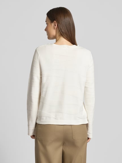 Frauenmodel trägt Regular Fit Pullover aus reiner Baumwolle von Tom Tailor, unifarben, Strukturmuster, Feinstrick, Ganzkörperansicht Rückansicht.