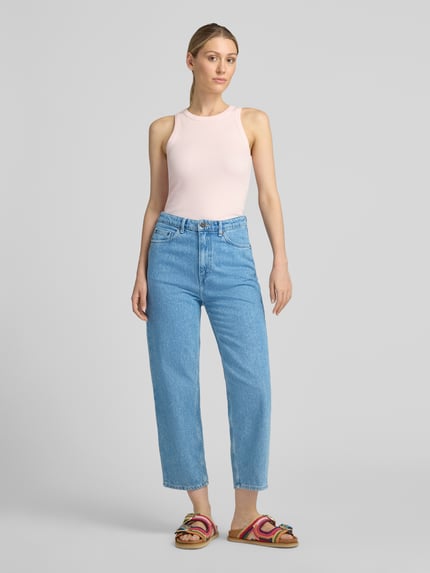 Modelka nosi Jeans mit Eingrifftaschen Modell 'JOYBIRD' od American Vintage, denim niebieski, krój regular fit, Ganzkörperansicht von vorne, Szerokość w rozmiarze 27/32: 38 cm, długość wewnętrzna nogawki: 64 cm.