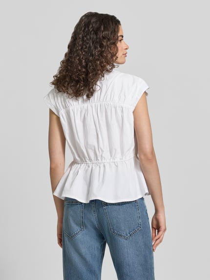 Frauenmodel trägt Blusentop mit V-Ausschnitt und Schnürung von Jake*s Casual aus Reiner Baumwolle, Taillierter Schnitt, Rückenlänge 54 cm, Weiß, Ganzkörperansicht Rückansicht.