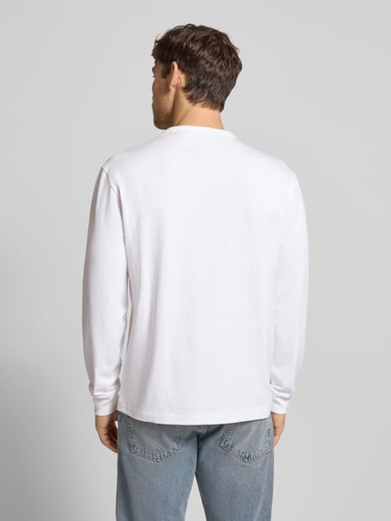 Männermodel trägt Longsleeve mit Label-Stitching van Polo Ralph Lauren, witte katoen, regular fit, ribboorden, ruglengte 68 cm, ganzkörperansicht rückansicht.