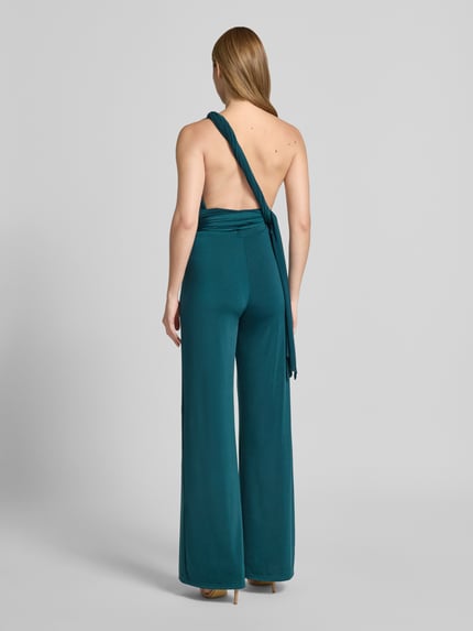 Frauenmodel trägt Jumpsuit mit rückseitig gekreuzten Trägern von Rose Avenue in Petrol, Regular Fit, glatter Stoff, Ganzkörperansicht Rückansicht.