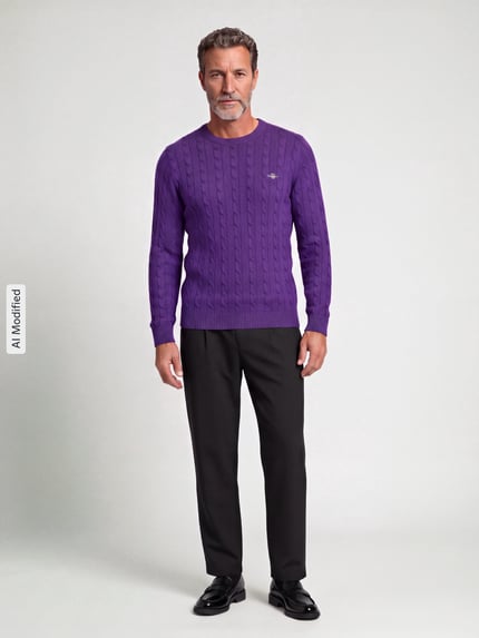 Männermodel trägt Pullover mit Logo-Stickerei von GANT in Lila, Zopfmuster, Regular Fit, Crew Neck, Strickoptik, Ganzkörperansicht von vorne, KI-modifiziertes Bild.