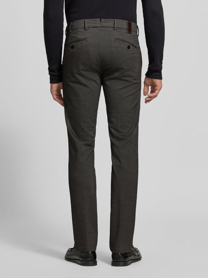 Männermodel trägt dunkelgraue Regular Fit Chino aus Baumwoll-Mix Modell 'Lupus' von MMX, Herren Chino, Ganzkörperansicht Rückansicht.