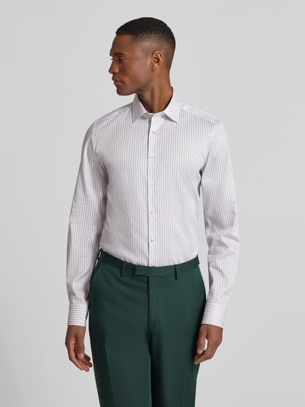 Männermodel trägt Slim Fit Businesshemd aus Baumwoll-Mix mit Kentkragen von OLYMP, weiß gemustert, Sportmanschetten, Ganzkörperansicht von vorne. Kontext: Herren Businesshemd, elastischer Baumwoll-Mix, Slim Fit, Kentkragen, Sportmanschetten, langärmeliges Design, durchgängige Knopfleiste, Rückenlänge Größe 40: 80 cm, Schulterbreite Größe 40: 44 cm, Ärmellänge Größe 40: 67 cm.