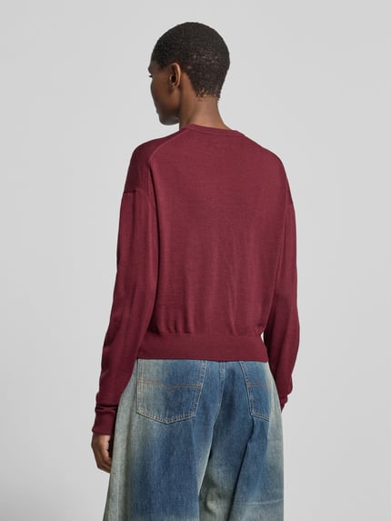 Frauenmodel trägt Sweatshirt mit Logo-Schriftzug Modell 'MIA SWEATER' von Anine Bing in Dunkelrot, Strick, unifarben, Motiv-Print, cropped, Ganzkörperansicht Rückansicht