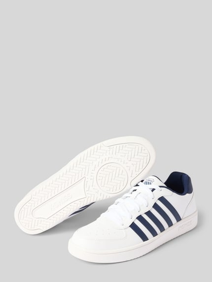 Produktfoto, Sneaker mit Label-Details Modell 'Court Cali' von K-SWISS in Weiß mit dunkelblauen Elementen, abgerundete Form, Schnürung, profilierte Sohle, Absatzhöhe 3 cm, Schafthöhe 7 cm, Schaftweite 9 cm, Herren Sneaker