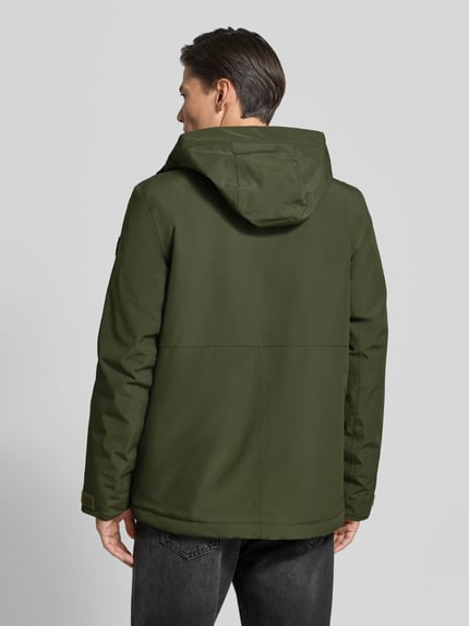 Männermodel trägt Regular Fit Jacke mit Kapuze Modell 'Adam' von Didriksons in Olivgrün mit glatter Textur, Ganzkörperansicht Rückansicht. Herren Jacke mit Eingrifftaschen, 79 cm Rückenlänge, 46 cm Schulterbreite, 58 cm Brustweite, 73 cm Ärmellänge bei Größe M.