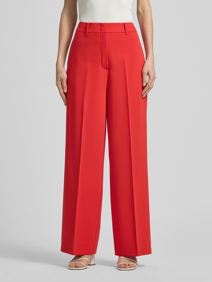 Frauenmodel trägt Hose mit Bügelfalten von More & More in Rot, Material-Mix mit Viskose-Anteil, Regular-Fit, Gesäßtaschen, Ganzkörperansicht von vorne
