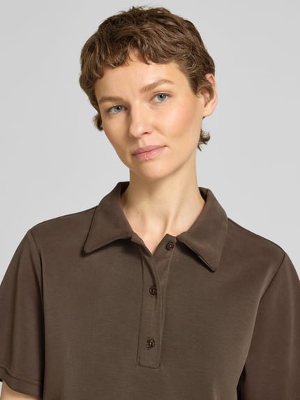 Vrouwenmodel draagt Loose Fit poloshirt met korte knoopsluiting model 'Helle' van My Essential Wardrobe, materiaalmix met viscose, nahaufnahme bovenlichaam.