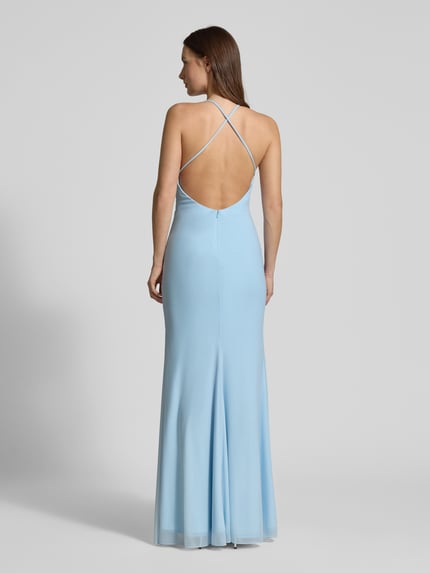 Männermodel trägt Regular Fit Abendkleid mit Gehschlitz von Luxuar, półprzezroczysty materiał, krój regular fit, rozporek, taliowany, cienkie ramiączka, dekolt na plecach, wszyty zamek błyskawiczny, halka pod spódnicę, plisy, długość tyłu w rozmiarze 36: 117 cm, szerokość w rozmiarze 36: 37 cm, jasnoniebieski kolor, gładka tkanina, widok całej sylwetki z tyłu