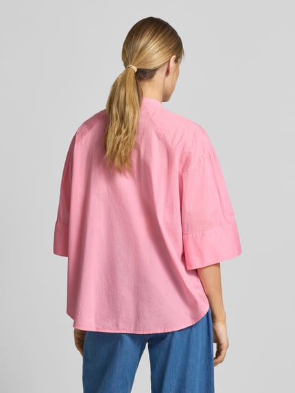 Frauenmodel trägt Boxy Fit Bluse mit Stehkragen und 3/4-Arm von Emily Van den Bergh, Reine Baumwolle, rosa, Rückenlänge 68 cm, Ganzkörperansicht Rückansicht