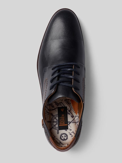 Produktfoto, Schnürschuhe aus echtem Leder von BULLBOXER, schmale Passform, schwarze Farbe, leicht profilierte Sohle, Detailaufnahme, Herrenschuh, Absatzhöhe 2 cm, Schafthöhe 8 cm, Schaftweite 10 cm, Innenfutter mit Muster