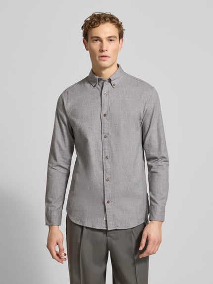 Männermodel trägt Freizeithemd mit Knopfleiste Modell 'LUBARKLEY' von Jack & Jones Premium, Reine Baumwolle, Regular-Fit, Button-Down-Kragen, Ganzkörperansicht von vorne.