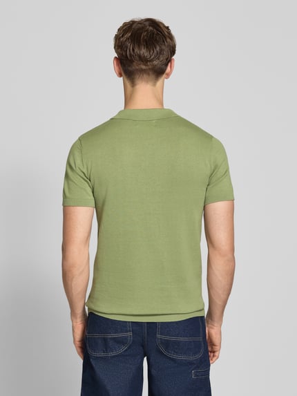 Männermodel trägt Regular Fit Poloshirt in Strick-Optik Modell 'Bray' von Blend aus Reine Baumwolle, Kurzärmelig, Rückenlänge 68 cm, Ganzkörperansicht Rückansicht.