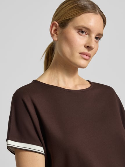 Vrouwenmodel draagt T-shirt uit viscosemix met stretch van OPUS, relaxed fit, model 'Giprep', ronde hals, contraststrepen. Nahaufnahme bovenlichaam.