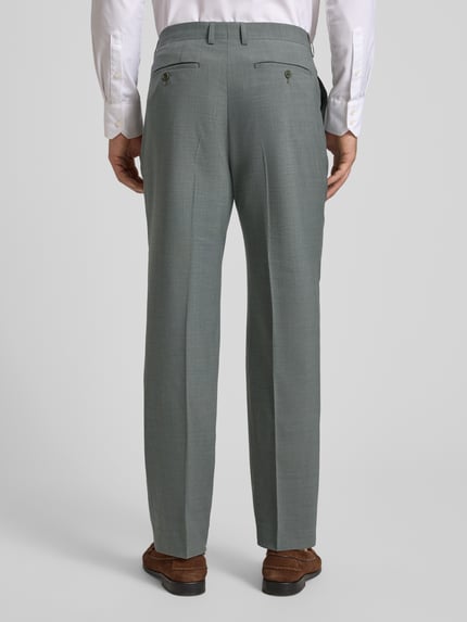 Männermodel trägt Slim Fit Anzughose mit Woll-Anteil Modell 'Awesley' von Matinique, Material-Mix, graugrün, Ganzkörperansicht Rückansicht.