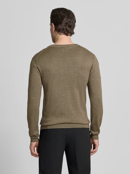 Mannelijk model draagt Strickpullover met geribde boorden model 'BELLS' van Casual Friday, katoen-lyocellmix, slim fit, rugaanzicht.