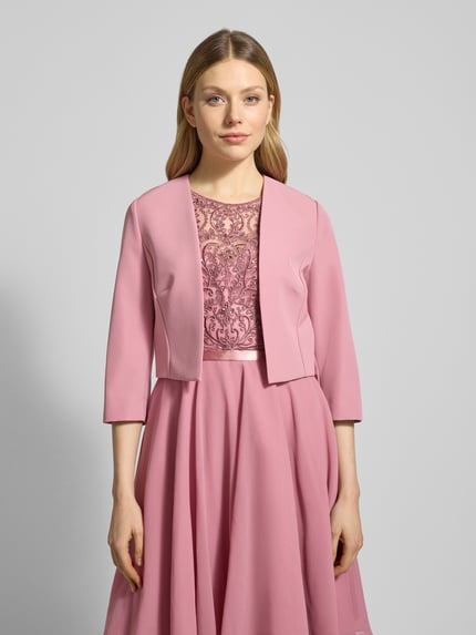 Frauenmodel trägt Regular Fit Blazer mit 3/4-Arm von Vera Mont aus elastischem Material-Mix in Rosa, offenes Design, Nahaufnahme Oberkörper.