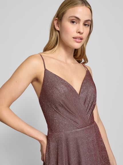 Vrouwenmodel draagt schimmerndes avondkleid met gehschlitz van Luxuar, V-hals, spaghetti bandjes, A-lijn, close-up bovenlichaam.