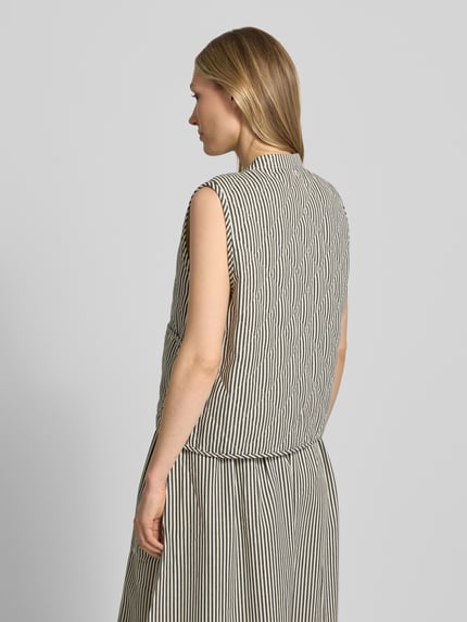 Frauenmodel trägt Steppweste mit aufgesetzten Taschen Modell 'Cairo' von LOLLYS LAUNDRY aus Baumwoll-Mix im Allover-Look, Regular-Fit, Ganzkörperansicht Rückansicht.