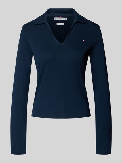 Produktfoto, Slim Fit Langarmshirt aus reiner Baumwolle van Tommy Hilfiger, unikleuren navy, V-hals, logo-detail, lange mouwen met knoopsluiting.