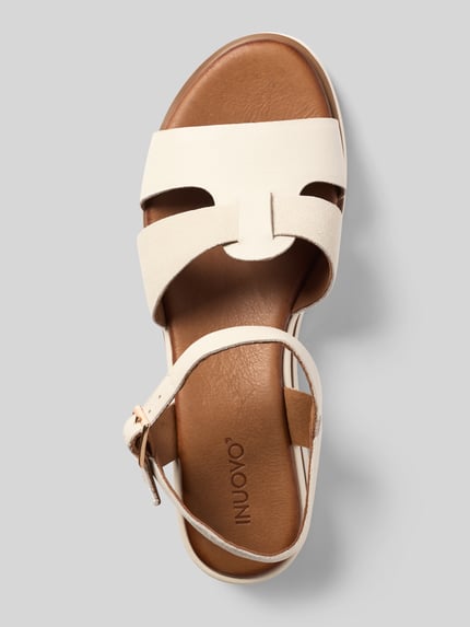 Produktfoto, Sandalen aus echtem Leder mit Schnalle von INUOVO, glattes beiges Leder, abgerundete Passform, offene Ferse, glatte Sohle, Absatzhöhe 2 cm bei Größe 40.