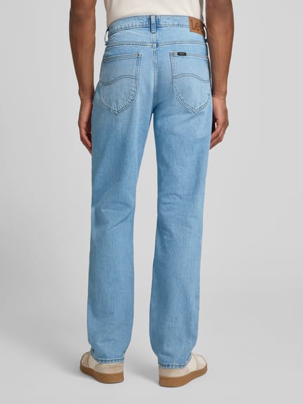 Męski model nosi Straight Fit Jeans im 5-Pocket-Design Modell 'WEST' od Lee, bawełna z elastanem, niebieski, szerokość w rozmiarze 32/32: 42 cm, długość nogawki: 83 cm, krój straight fit, widok całej sylwetki z tyłu.
