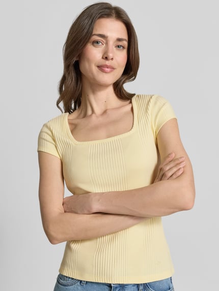 Frauenmodel trägt T-Shirt in Ripp-Optik mit Karree-Ausschnitt von JAKE*S STUDIO WOMAN in Hellgelb, figurbetont, Nahaufnahme Oberkörper.