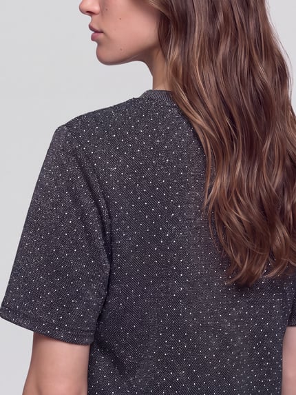 Frauenmodel trägt T-Shirt mit Allover-Muster, gepunktet, Regular Fit, PIECES, Jersey, cropped, gerundeter Abschluss, Rückansicht, Nahaufnahme Oberkörper.