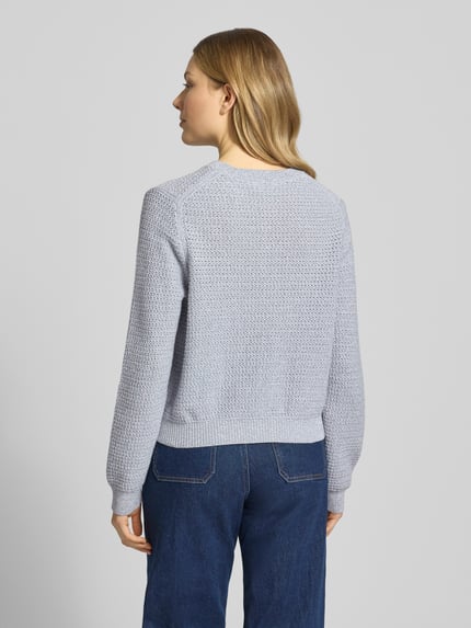 Frauenmodel trägt Regular Fit Strickjacke mit aufgesetzten Taschen Modell 'Biaphy' von Drykorn aus reiner Baumwolle in Hellgrau, Rückansicht, Damen Strickjacke, leichte Struktur, elastische Abschlüsse, Rundhalsausschnitt, Rückenlänge bei Größe S: 50 cm, Ärmellänge: 65 cm.