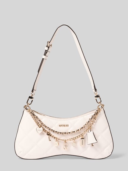 Produktfoto, Shoulder Bag mit Logo-Detail Modell 'Libby' von GUESS, materiał skóropodobny, główna przegroda z zamkiem błyskawicznym, odpinany pasek na ramię, detal z logo, ozdobny detal, szerokość w rozmiarze 1: 30 cm, długość w rozmiarze 1: 16 cm, głębokość w rozmiarze 1: 5 cm, długość paska na ramię w rozmiarze 1: 55 cm, jasnobeżowy kolor, lekki połysk, złote metalowe detale, faktura pikowana, kształt prostokątny.