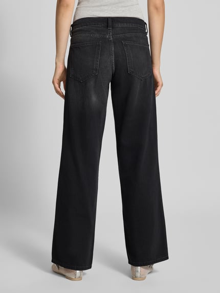 Frauenmodel trägt schwarze Wide & Loose Fit Jeans aus reiner Baumwolle Modell 'BRENDA' von ONLY, Damen Wide & Loose Fit Jeans, Ganzkörperansicht Rückansicht.
