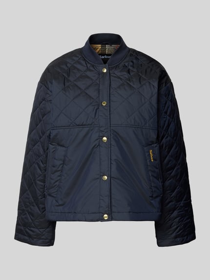 Produktfoto, Relaxed Fit Steppjacke mit Rumpftunnelzug von Barbour in Optik: unifarben, Druckknopfverschluss, kariertes Muster, Label-Schriftzug, Label-Stitching, langarm, College-Kragen, Innentasche und seitliche Eingrifftaschen.