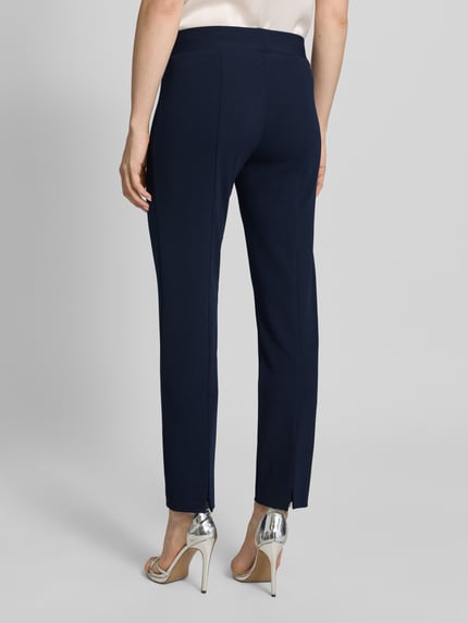 Vrouwenmodel draagt Hose mit Bügelfalten van Vera Mont in donkerblauw, materiaalmix met stretch, regular fit, elastische band, binnenbeenlengte 77 cm, bandwijdte 38 cm, ganzlichaamsaanzicht achterkant