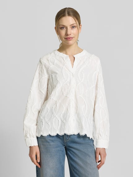 Vrouwenmodel draagt Regular Fit Bluse mit Stitchings van Betty Barclay, witte katoen, V-hals, zichtbare stiksels, vooraanzicht volledige lichaamsopname.