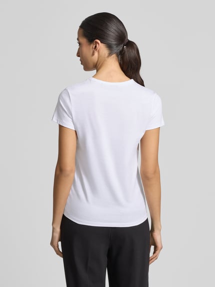 Modelka kobieca nosi Regular Fit T-Shirt aus reiner Baumwolle Modell 'Eventsa11' od BOSS, biały, jersey, krój regular fit, widok całej sylwetki z tyłu.