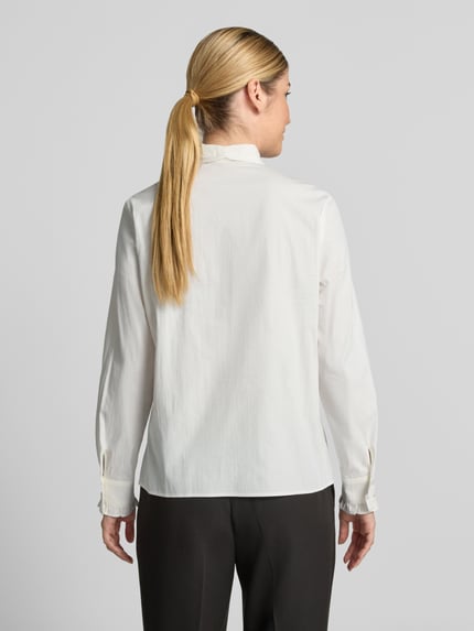Frauenmodel trägt Regular Fit Langarmbluse aus Baumwoll-Mix von ROBE LÉGÈRE, weiß, glatte Struktur, Ganzkörperansicht Rückansicht
