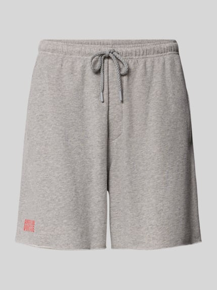 Produktfoto, Relaxed Fit Shorts mit elastischem Bund Modell 'NYZZOW' von American Vintage aus grauem Baumwoll-Mix mit Logo-Print, Bundweite 39 cm, Innenbeinlänge 16 cm.