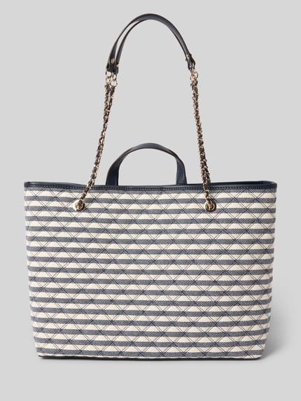 Productfoto, dames tote bag met viscose van model 'GIULLY' van guess, materiaalmix met logodetail, hoofdvak met magneetsluiting, smalle schouderbanden met kettinglook, uitneembare zak met ritssluiting, breedte 54 cm, lengte 31 cm, diepte 18 cm, schouderbandlengte 76 cm, blauwe en witte ruitstructuur, grove textuur
