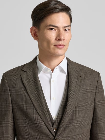 Männermodel trägt Slim Fit 2-Knopf-Sakko mit Pattentaschen von MCNEAL in Braun mit feinem Karo, Material-Mix, Nahaufnahme Oberkörper.