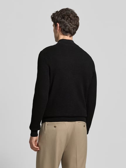 Männermodel trägt Slim Fit Strickpullover aus Baumwoll-Mix mit Troyer-Kragen von Profuomo in Schwarz, Rückenansicht, elastische Abschlüsse, Ganzkörperansicht Rückansicht