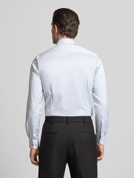 Männermodel trägt Slim Fit Business-Hemd in unifarbenem Design mit Kentkragen von OLYMP Level Five, Rückenlänge 81 cm, Ganzkörperansicht Rückansicht.