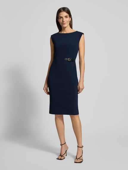 Frauenmodel trägt Knielanges Etuikleid Modell 'JAVILLA' von Lauren Ralph Lauren, Material-Mix mit Viskose-Anteil, Gerader-Schnitt, Rundhalsausschnitt, dunkelblaue Farbe, glatte Struktur, Ganzkörperansicht von vorne.