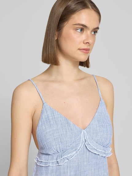 Vrouwenmodel draagt Ausgestelltes Freizeitkleid aus Viskose-Leinen-Mix Modell 'SIESTA MW' van Only, two tone look, gestreept, diep V-hals, spaghettibandjes, flammengaren, mini-lengte, detailopname bovenlichaam.