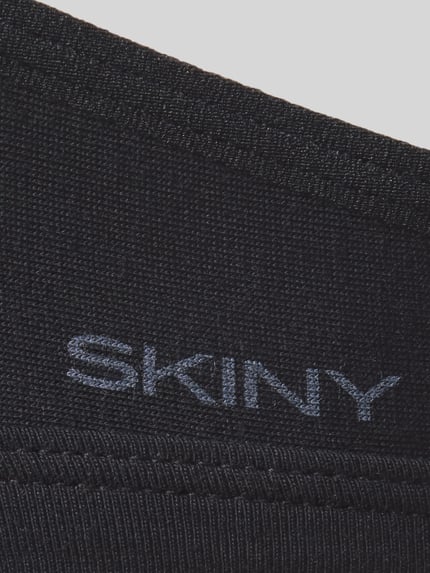 Produktfoto, BH in Triangel-Form mit Hakenverschluss von SKINY aus Baumwoll-Elasthan-Mix, feine Textur, dunkle Farbe, Markenname sichtbar
